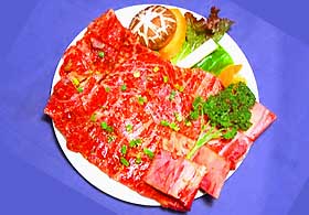 多来の「骨付カルビ」は超〜ボリューム!